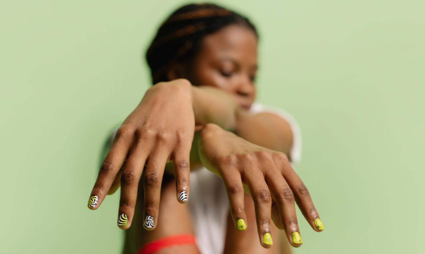 Moderne Nagelstudio-Ausstattung mit professionellen Arbeitsplätzen und Lernmaterialien