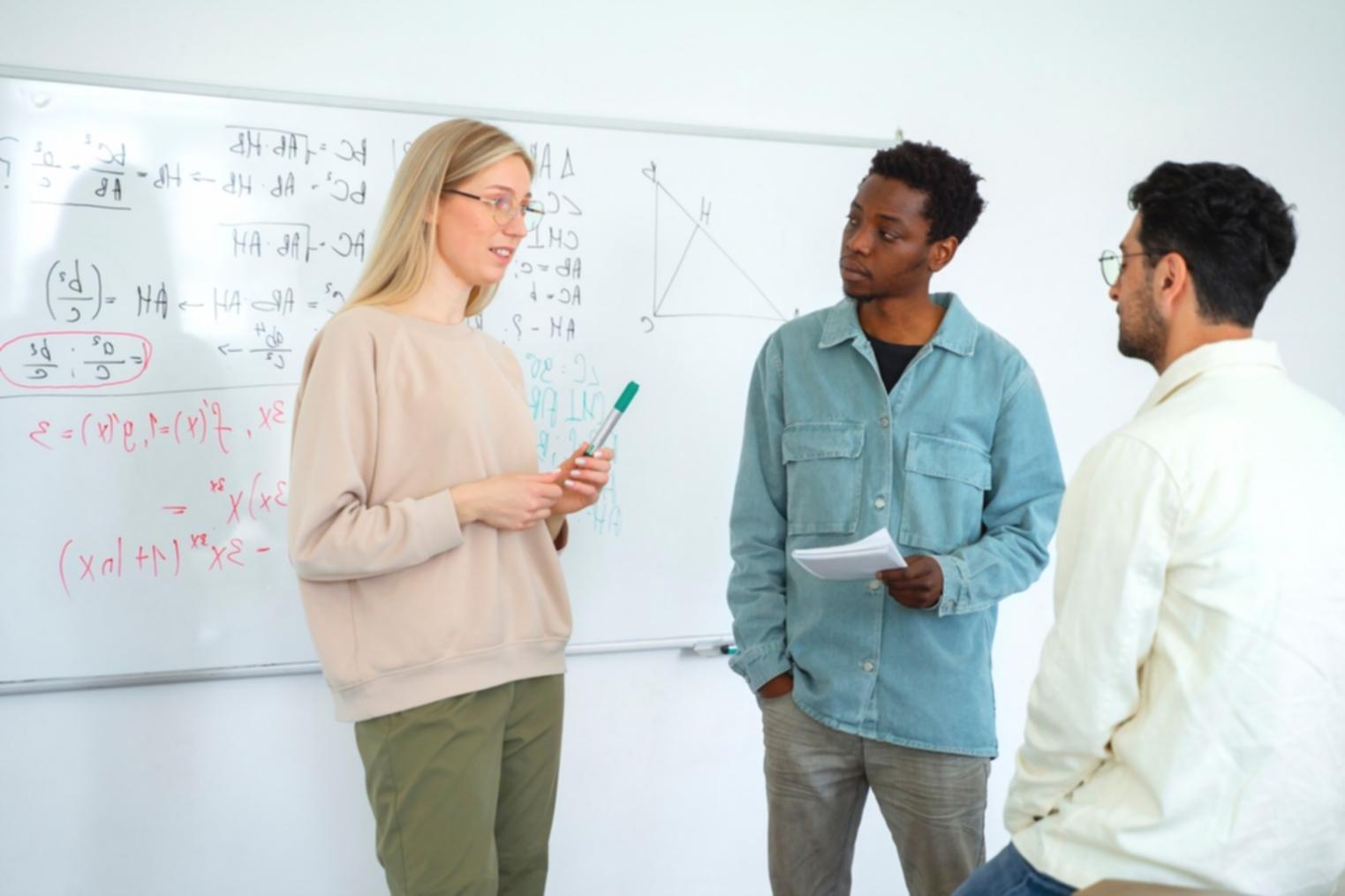Professionelle Nagelmodellage-Ausrüstung und Arbeitsplatz mit verschiedenen Werkzeugen und Materialien